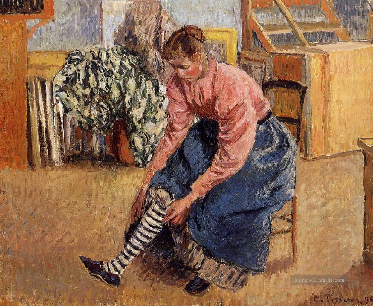 Frau auf ihren Strümpfen 1895 setzt Camille Pissarro Ölgemälde